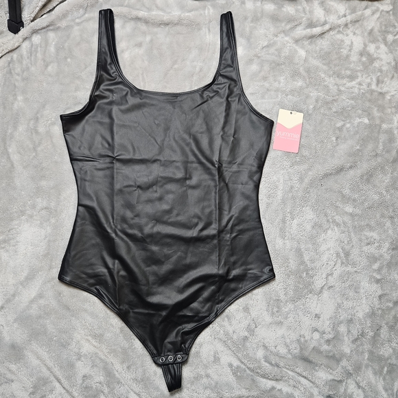 Yummie Faux Leather Thong Bodysuit Women’s Large Black Shapewear Stretch NWT - Picture 2 of 9
